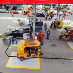 Clientes satisfechos en gasolinera